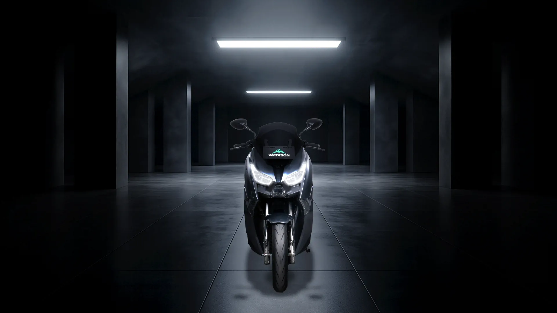 Tampilan penuh EDPower dari sudut depan tiga perempat, menonjolkan desain maxi-scooter yang kokoh dan fitur premiumnya.